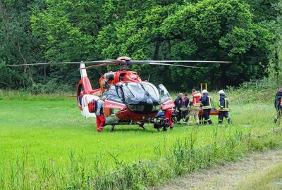 Update: Vier Verletzte bei Unfall auf B156: PKW landet in Bach - Ein Rettungshubschrauber brachte die Verletzten ins Krankenhaus. Foto: LausnitzNews