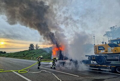 Update: Vollsperrung nach Vollbrand: LKW auf A4 in Flammen - Am Freitagmorgen gab es einen LKW Brand auf der A4. Foto: Andreas Kretschel