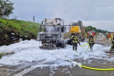 Update: Vollsperrung nach Vollbrand: LKW auf A4 in Flammen - Am Freitagmorgen gab es einen LKW Brand auf der A4. Foto: Andreas Kretschel