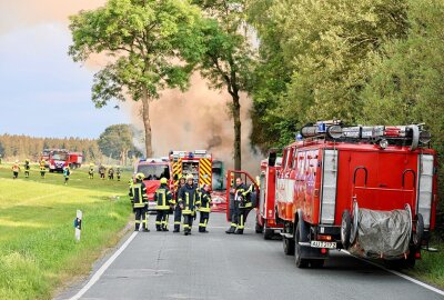 Update: Vollsperrung zwischen Affalter und Zwönitz: SEV-Gelenkbus gerät in Brand - In Lößnitz steht ein Gelenkbus in Vollbrand. Foto: Niko Mutschmann