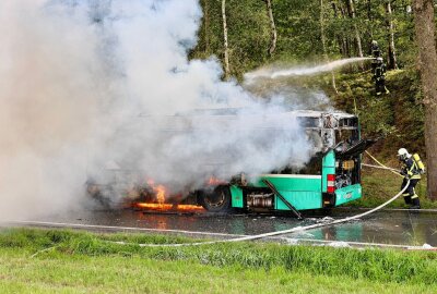 Update: Vollsperrung zwischen Affalter und Zwönitz: SEV-Gelenkbus gerät in Brand - In Lößnitz steht ein Gelenkbus in Vollbrand. Foto: Niko Mutschmann