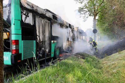 Update: Vollsperrung zwischen Affalter und Zwönitz: SEV-Gelenkbus gerät in Brand - Zwischen  Lößnitz und Affalter ist ein Bus in Brand geraten. Foto: Niko Mutschmann