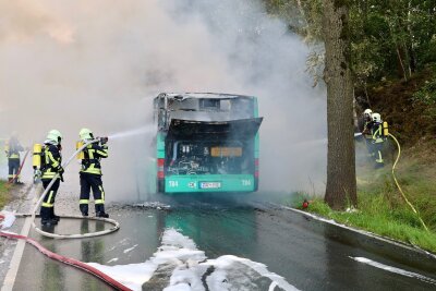 Update: Vollsperrung zwischen Affalter und Zwönitz: SEV-Gelenkbus gerät in Brand - Zwischen  Lößnitz und Affalter ist ein Bus in Brand geraten. Foto: Niko Mutschmann