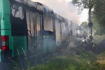 Update: Vollsperrung zwischen Affalter und Zwönitz: SEV-Gelenkbus gerät in Brand - Zwischen  Lößnitz und Affalter ist ein Bus in Brand geraten. Foto: Niko Mutschmann