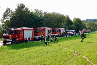 Update: Vollsperrung zwischen Affalter und Zwönitz: SEV-Gelenkbus gerät in Brand - Zwischen  Lößnitz und Affalter ist ein Bus in Brand geraten. Foto: Niko Mutschmann