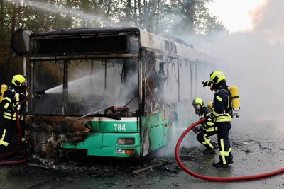 Update: Vollsperrung zwischen Affalter und Zwönitz: SEV-Gelenkbus gerät in Brand - Zwischen  Lößnitz und Affalter ist ein Bus in Brand geraten. Foto: Niko Mutschmann