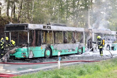 Update: Vollsperrung zwischen Affalter und Zwönitz: SEV-Gelenkbus gerät in Brand - Zwischen  Lößnitz und Affalter ist ein Bus in Brand geraten. Foto: Niko Mutschmann