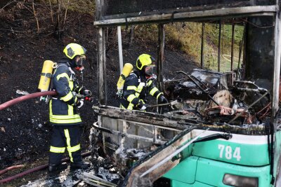 Update: Vollsperrung zwischen Affalter und Zwönitz: SEV-Gelenkbus gerät in Brand - Zwischen  Lößnitz und Affalter ist ein Bus in Brand geraten. Foto: Niko Mutschmann