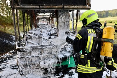 Update: Vollsperrung zwischen Affalter und Zwönitz: SEV-Gelenkbus gerät in Brand - Zwischen  Lößnitz und Affalter ist ein Bus in Brand geraten. Foto: Niko Mutschmann