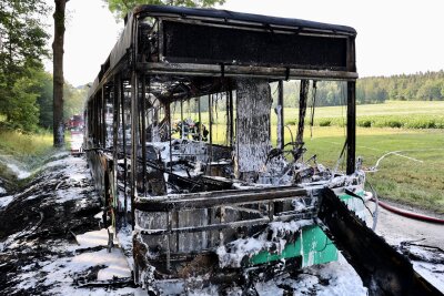 Update: Vollsperrung zwischen Affalter und Zwönitz: SEV-Gelenkbus gerät in Brand - Zwischen  Lößnitz und Affalter ist ein Bus in Brand geraten. Foto: Niko Mutschmann