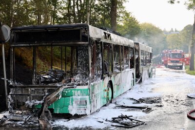 Update: Vollsperrung zwischen Affalter und Zwönitz: SEV-Gelenkbus gerät in Brand - Zwischen  Lößnitz und Affalter ist ein Bus in Brand geraten. Foto: Niko Mutschmann