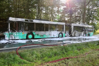 Update: Vollsperrung zwischen Affalter und Zwönitz: SEV-Gelenkbus gerät in Brand - Zwischen  Lößnitz und Affalter ist ein Bus in Brand geraten. Foto: Niko Mutschmann