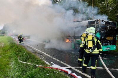 Update: Vollsperrung zwischen Affalter und Zwönitz: SEV-Gelenkbus gerät in Brand - Zwischen  Lößnitz und Affalter ist ein Bus in Brand geraten. Foto: Niko Mutschmann