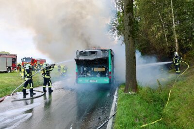 Update: Vollsperrung zwischen Affalter und Zwönitz: SEV-Gelenkbus gerät in Brand - Zwischen  Lößnitz und Affalter ist ein Bus in Brand geraten. Foto: Niko Mutschmann