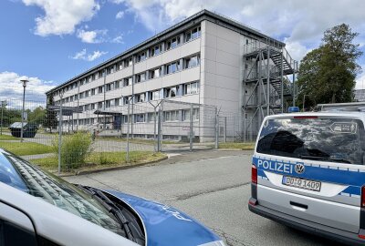 Update vom Einsatz in Schneeberg: Polizei schreitet bei Streit im Asylbewerberheim ein - Die Polizei führt im Asylbewerberheim Schneeberg einen Einsatz durch. Foto: Daniel Unger