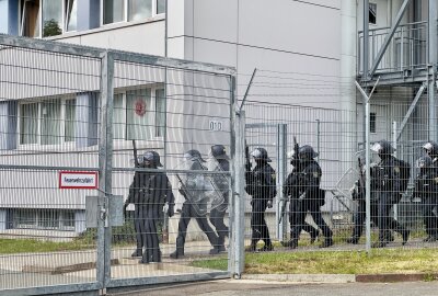 Update vom Einsatz in Schneeberg: Polizei schreitet bei Streit im Asylbewerberheim ein - Die Polizei führt im Asylbewerberheim Schneeberg einen Einsatz durch. Foto: Daniel Unger