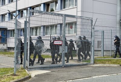 Update vom Einsatz in Schneeberg: Polizei schreitet bei Streit im Asylbewerberheim ein - Die Polizei führt im Asylbewerberheim Schneeberg einen Einsatz durch. Foto: Daniel Unger