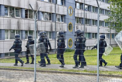 Update vom Einsatz in Schneeberg: Polizei schreitet bei Streit im Asylbewerberheim ein - Die Polizei führt im Asylbewerberheim Schneeberg einen Einsatz durch. Foto: Daniel Unger