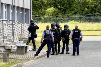 Update vom Einsatz in Schneeberg: Polizei schreitet bei Streit im Asylbewerberheim ein - Die Polizei führt im Asylbewerberheim Schneeberg einen Einsatz durch. Foto: Daniel Unger