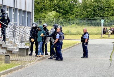 Update vom Einsatz in Schneeberg: Polizei schreitet bei Streit im Asylbewerberheim ein - Die Polizei führt im Asylbewerberheim Schneeberg einen Einsatz durch. Foto: Daniel Unger