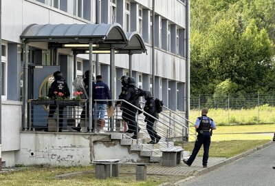 Update vom Einsatz in Schneeberg: Polizei schreitet bei Streit im Asylbewerberheim ein - Die Polizei führt im Asylbewerberheim Schneeberg einen Einsatz durch. Foto: Daniel Unger