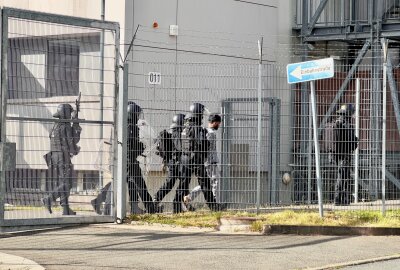 Update vom Einsatz in Schneeberg: Polizei schreitet bei Streit im Asylbewerberheim ein - Die Polizei führt im Asylbewerberheim Schneeberg einen Einsatz durch. Foto: Daniel Unger