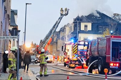 Update: Wohnhausbrand in Limbach-Oberfrohna - Sperrmüll gerät in Flammen - In den frühen Morgenstunden des Donnerstags ist in einem Wohnhaus auf der Körnerstraße in Limbach ein Brand ausgebrochen.