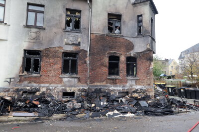 Update: Wohnhausbrand in Limbach-Oberfrohna - Sperrmüll gerät in Flammen - Der vor dem Haus befindliche Sperrmüll brannte komplett. Foto: Andreas Kretschel