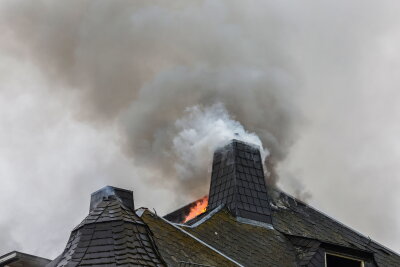 Update: Wohnhausbrand in Limbach-Oberfrohna - Sperrmüll gerät in Flammen - Wohnhaus in Flammen. Foto: Andreas Kretschel