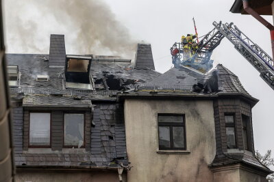 Update: Wohnhausbrand in Limbach-Oberfrohna - Sperrmüll gerät in Flammen - Wohnhaus in Flammen. Foto: Andreas Kretschel