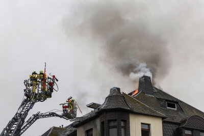 Update: Wohnhausbrand in Limbach-Oberfrohna - Sperrmüll gerät in Flammen - Großeinsatz von der Feuerwehr. Foto: Andreas Kretschel