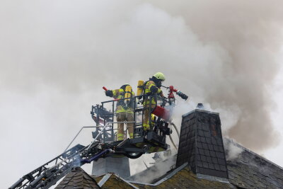 Update: Wohnhausbrand in Limbach-Oberfrohna - Sperrmüll gerät in Flammen - Großeinsatz von der  Feuerwehr. Foto: Andreas Kretschel