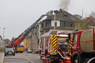 Update: Wohnhausbrand in Limbach-Oberfrohna - Sperrmüll gerät in Flammen - Feuerwehrleute kämpfen mit Rauchentwicklung. Foto: Andreas Kretschel