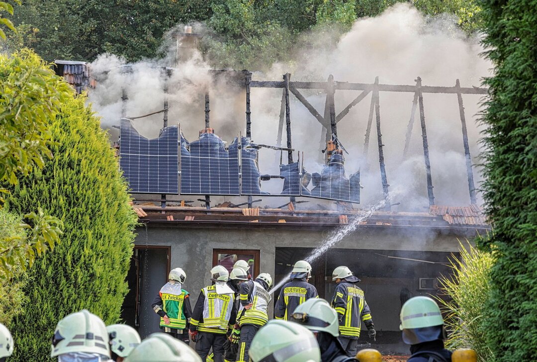 Update zu Feuerwehreinsatz in Meerane: Garage steht in Flammen - In Meerane kam es zum Brand eines Einfamilienhauses. Foto: Andreas Kretschel