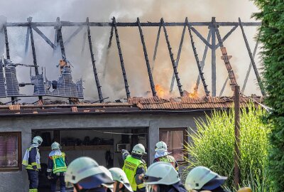 Update zu Feuerwehreinsatz in Meerane: Garage steht in Flammen - In Meerane kam es zum Brand eines Einfamilienhauses. Foto: Andreas Kretschel