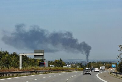 Update zu Feuerwehreinsatz in Meerane: Garage steht in Flammen - Die Rauchsäule war kilometerweit zu sehen. Foto: Andreas Kretschel