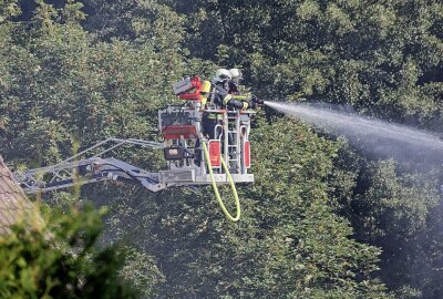 Update zu Feuerwehreinsatz in Meerane: Garage steht in Flammen - In Meerane kam es zum Brand eines Einfamilienhauses. Foto: Andreas Kretschel