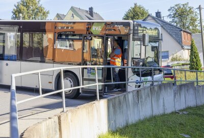 Update zu Großeinsatz nach Schulbus-Unfall in Sehmatal-Neudorf: Sieben Kinder im Krankenhaus - Schulbusunglück in Sehmatal-Neudorf. Foto: Bernd März