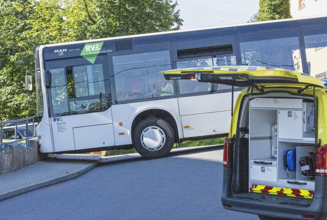 Update zu Großeinsatz nach Schulbus-Unfall in Sehmatal-Neudorf: Sieben Kinder im Krankenhaus - Schulbusunglück in Sehmatal-Neudorf. Foto: Bernd März