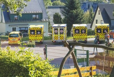 Update zu Großeinsatz nach Schulbus-Unfall in Sehmatal-Neudorf: Sieben Kinder im Krankenhaus - Schulbusunglück in Sehmatal-Neudorf. Foto: Bernd März