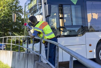 Update zu Großeinsatz nach Schulbus-Unfall in Sehmatal-Neudorf: Sieben Kinder im Krankenhaus - Schulbusunglück in Sehmatal-Neudorf. Foto: Bernd März