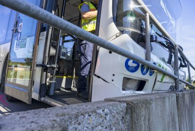 Update zu Großeinsatz nach Schulbus-Unfall in Sehmatal-Neudorf: Sieben Kinder im Krankenhaus - Schulbusunglück in Sehmatal-Neudorf. Foto: Bernd März