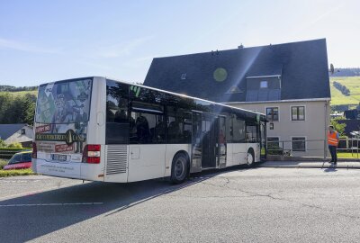 Update zu Großeinsatz nach Schulbus-Unfall in Sehmatal-Neudorf: Sieben Kinder im Krankenhaus - Schulbusunglück in Sehmatal-Neudorf. Foto: Bernd März