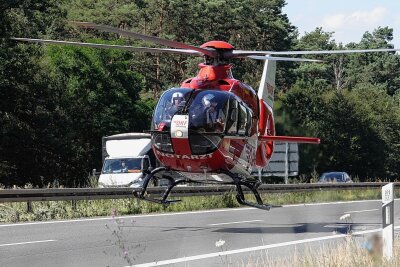 Update zu Heli-Einsatz auf A13: Schwerer Unfall mit Überschlag - Am Montag kam es gegen 14.25 Uhr auf der BAB 13 zu einem schweren Verkehrsunfall. Foto: Roland Halkasch