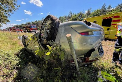 Update zu Heli-Einsatz auf A13: Schwerer Unfall mit Überschlag - Zwischen der AS Radeburg und der AS Thiendorf war ein ukrainischer PKW Mazda mit einem Sattelzug DAF kollidiert. Foto: Roland Halkasch