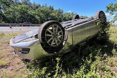 Update zu Heli-Einsatz auf A13: Schwerer Unfall mit Überschlag - Anschließend geriet der Mazda ins Schleudern, überschlug sich und blieb im Straßengraben auf dem Dach liegen. Foto: Roland Halkasch