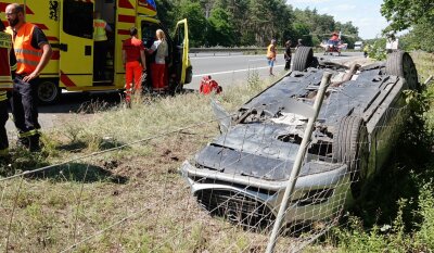 Update zu Heli-Einsatz auf A13: Schwerer Unfall mit Überschlag - Der Mazdafahrer wurde schwer verletzt und ins Krankenhaus eingeliefert. Foto: Roland Halkasch