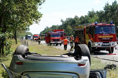 Update zu Heli-Einsatz auf A13: Schwerer Unfall mit Überschlag - Am Mazda entstand Totalschaden. Die Freiwillige Feuerwehr Radeburg war im Einsatz. Foto: Roland Halkasch