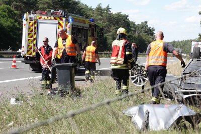 Update zu Heli-Einsatz auf A13: Schwerer Unfall mit Überschlag - Die Autobahn war in Richtung Berlin gesperrt. Es bildete sich ein circa sechs Kilometer langer Stau. Foto: Roland Halkasch