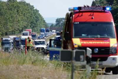 Update zu Heli-Einsatz auf A13: Schwerer Unfall mit Überschlag - Die Autobahn war in Richtung Berlin gesperrt. Es bildete sich ein circa sechs Kilometer langer Stau. Foto: Roland Halkasch